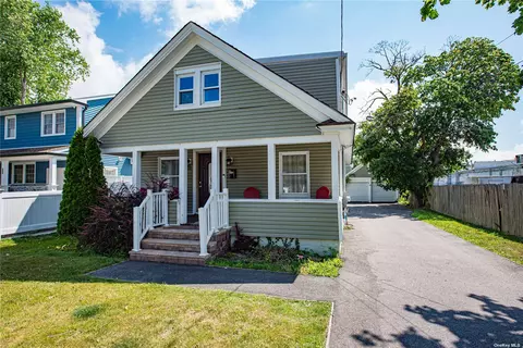 215 N Clinton Ave, Bay Shore, NY 11706