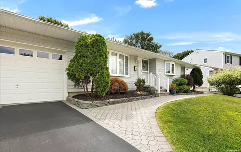 5 Doe Ln, Commack, NY 11725