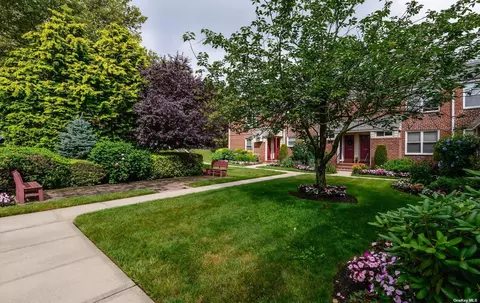 53 Edwards St #1B, Roslyn Heights, NY 11577