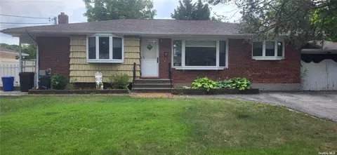 6 Audrey Ln, Commack, NY 11725