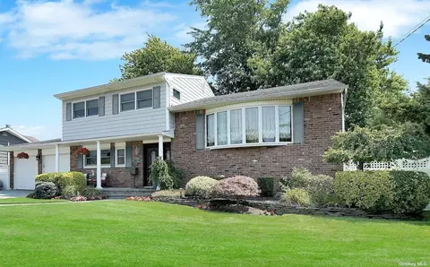 36 Stillwater Ave, Massapequa, NY 11758