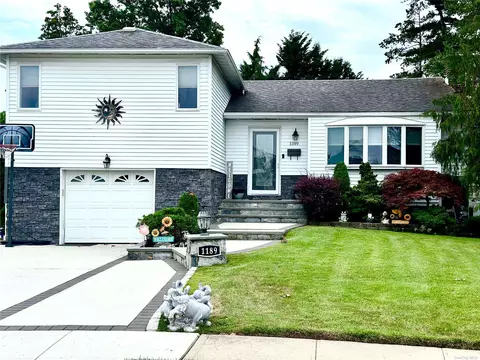 1189 Adrienne Ln, Seaford, NY 11783