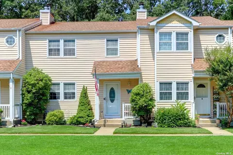 7 Taylor Cmns #7, Yaphank, NY 11980