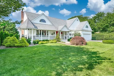 29 Oak St, Smithtown, NY 11787