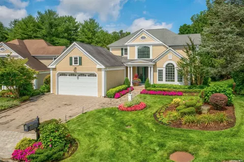 27 Cherrywood Ln, Manhasset, NY 11030