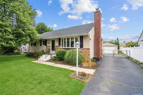 3 York St, Hicksville, NY 11801
