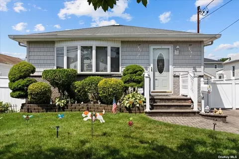 4 Spruce St, Hicksville, NY 11801