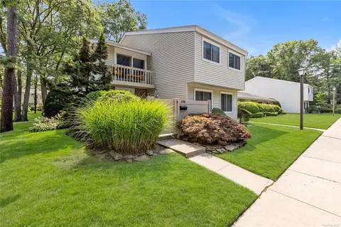 219 Springmeadow Dr #M, Holbrook, NY 11741
