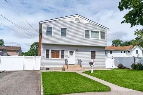 8 West Ct, Bethpage, NY 11714