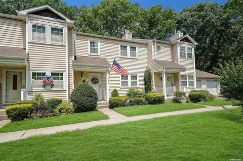 18 Stone Cmns #18, Yaphank, NY 11980