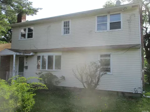 35 Tulip St, Wyandanch, NY 11798
