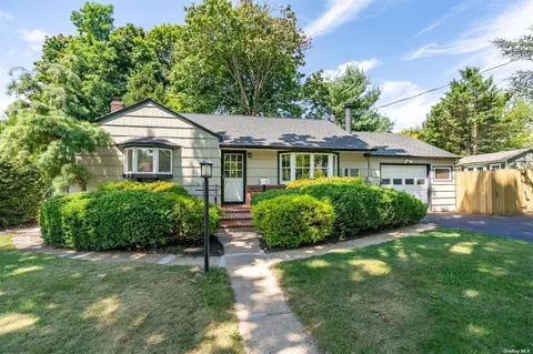 21 Vidoni Pl, Huntington, NY 11743