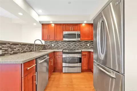 21-14 33rd St #3D, Astoria, NY 11105