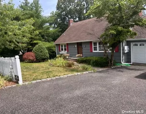 61 W Shore Dr, Patchogue, NY 11772