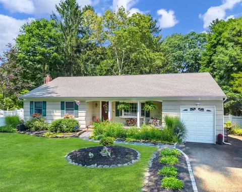 156 Juniper Ave, Smithtown, NY 11787