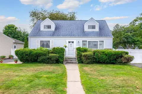1024 N Greene Ave, Lindenhurst, NY 11757