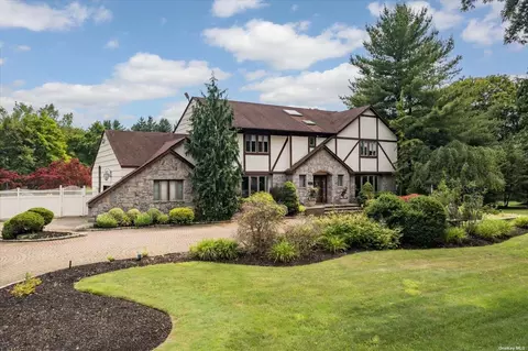 2 Equestrian Ct, Melville, NY 11747