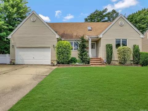 2 Wilfred Blvd, Hicksville, NY 11801