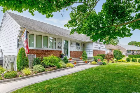 730 Woodbridge Ln W, Wantagh, NY 11793