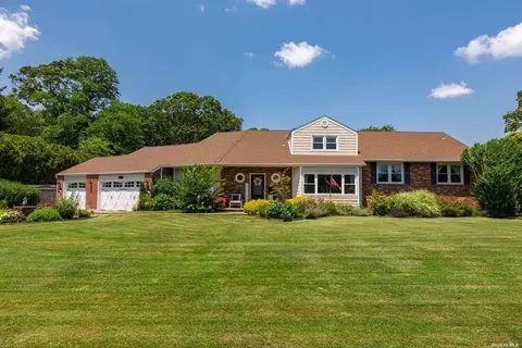 9 Dove Ln, Bay Shore, NY 11706