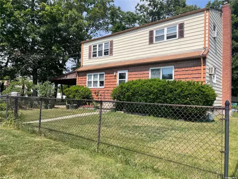 252 Lafayette St, Copiague, NY 11726