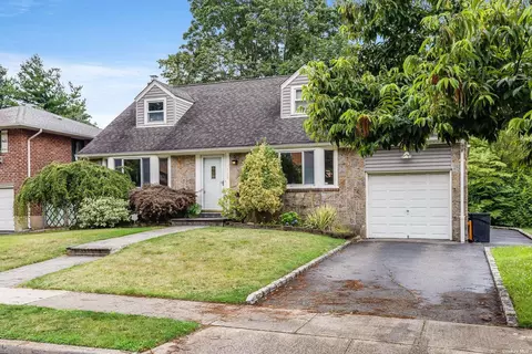 108 Seaman Rd, Jericho, NY 11753