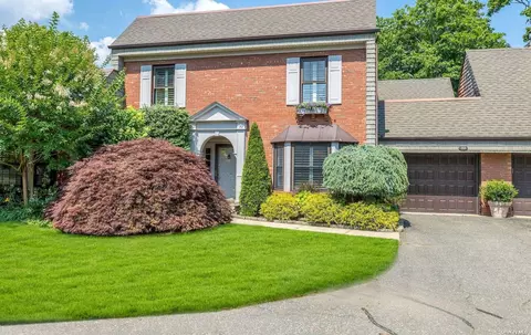 33 Admirals Dr E #33, Bay Shore, NY 11706