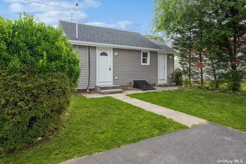 136 E Pennywood Ave, Roosevelt, NY 11575