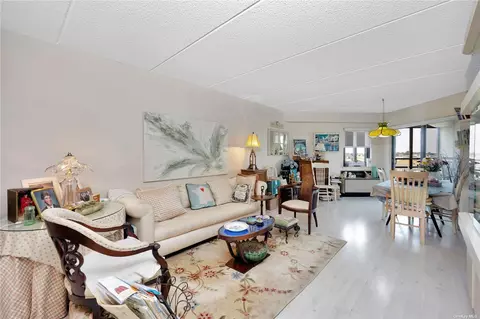 725 Miller Ave #413, Freeport, NY 11520