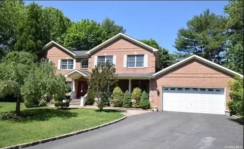 2 Mark Ct, Glen Cove, NY 11542
