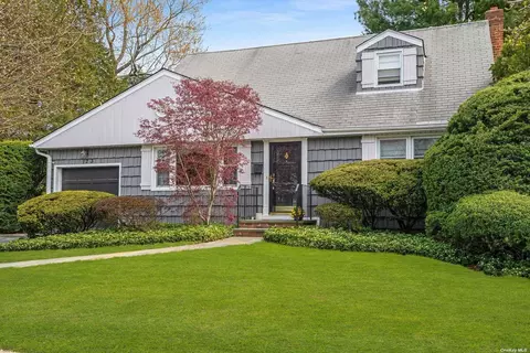 123 Radcliff Dr, East Norwich, NY 11732