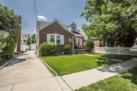 1035 Phoebe St, Franklin Square, NY 11010