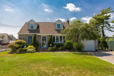 91 Lafayette St, Copiague, NY 11726