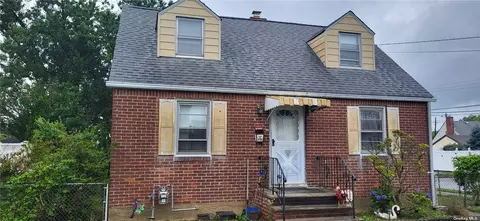 375 Beebe Rd, Mineola, NY 11501