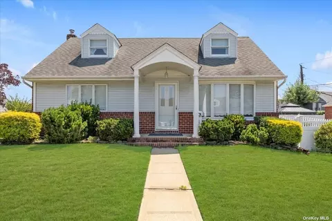 561 Martin Rd, Franklin Square, NY 11010