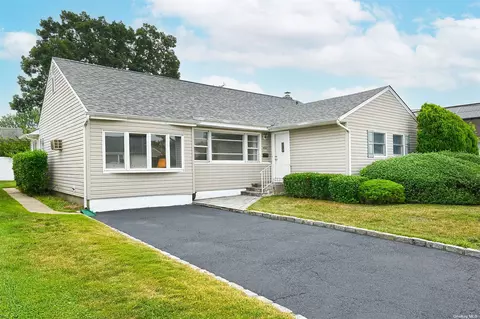 492 Lariat Ln, Bethpage, NY 11714