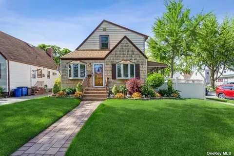 265-19 83rd Ave, Floral Park, NY 11004