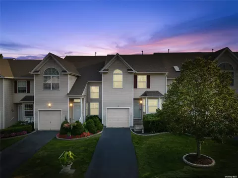 102 Kettles Ln #102, Medford, NY 11763