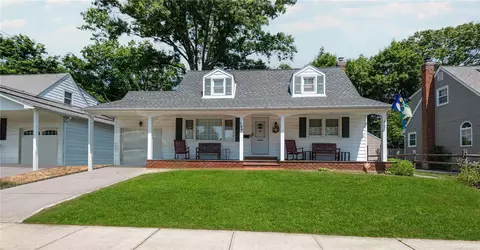 136 Radcliff Dr, East Norwich, NY 11732