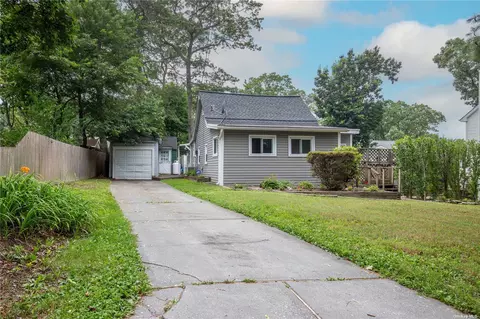 4 Gooseberry Rd, Rocky Point, NY 11778