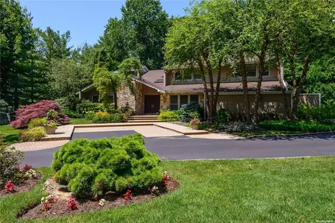11 Greenwood Ln, Woodbury, NY 11797