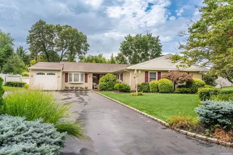 26 Hawkins Path, Coram, NY 11727