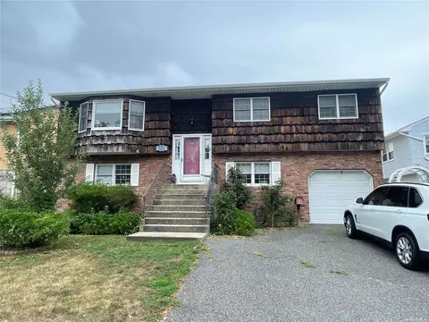 952 Salisbury Park Dr, Westbury, NY 11590