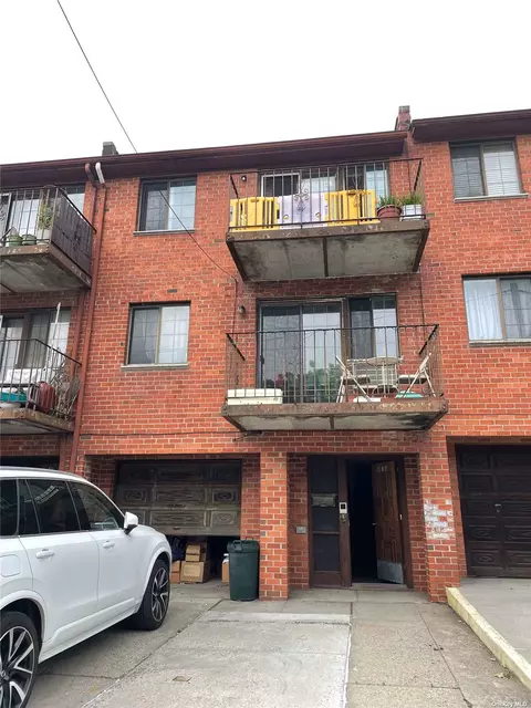 40-16 165th St, Flushing, NY 11358