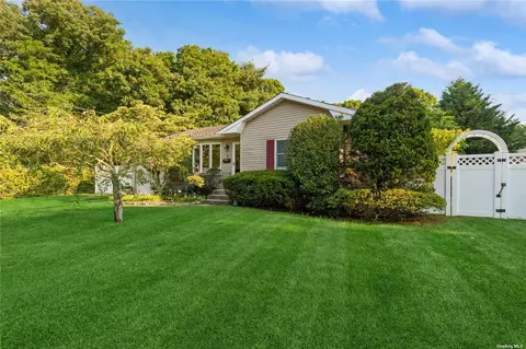 23 Charney Ln, Bayport, NY 11705