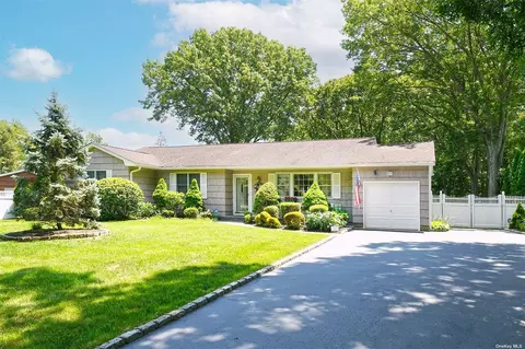 74 River Heights Dr, Smithtown, NY 11787