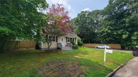 26 Station Ave, Patchogue, NY 11772