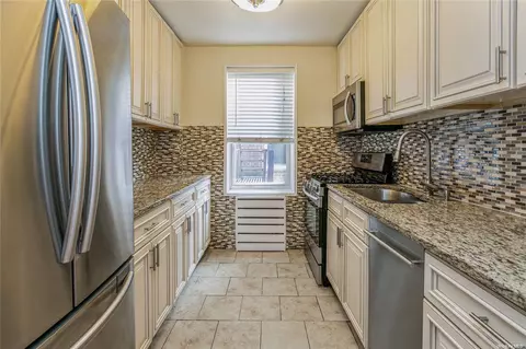 72-10 112th St #3G, Forest Hills, NY 11375