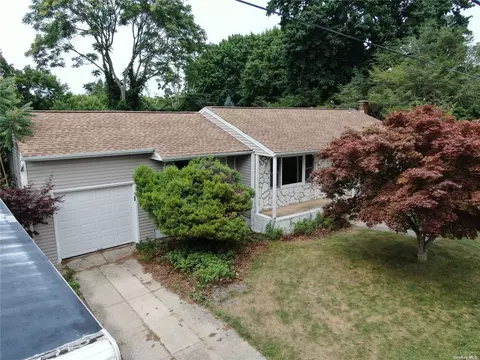 110 18th St, Wading River, NY 11792