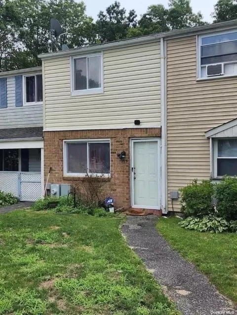 195 Hill Cir #195, Calverton, NY 11933